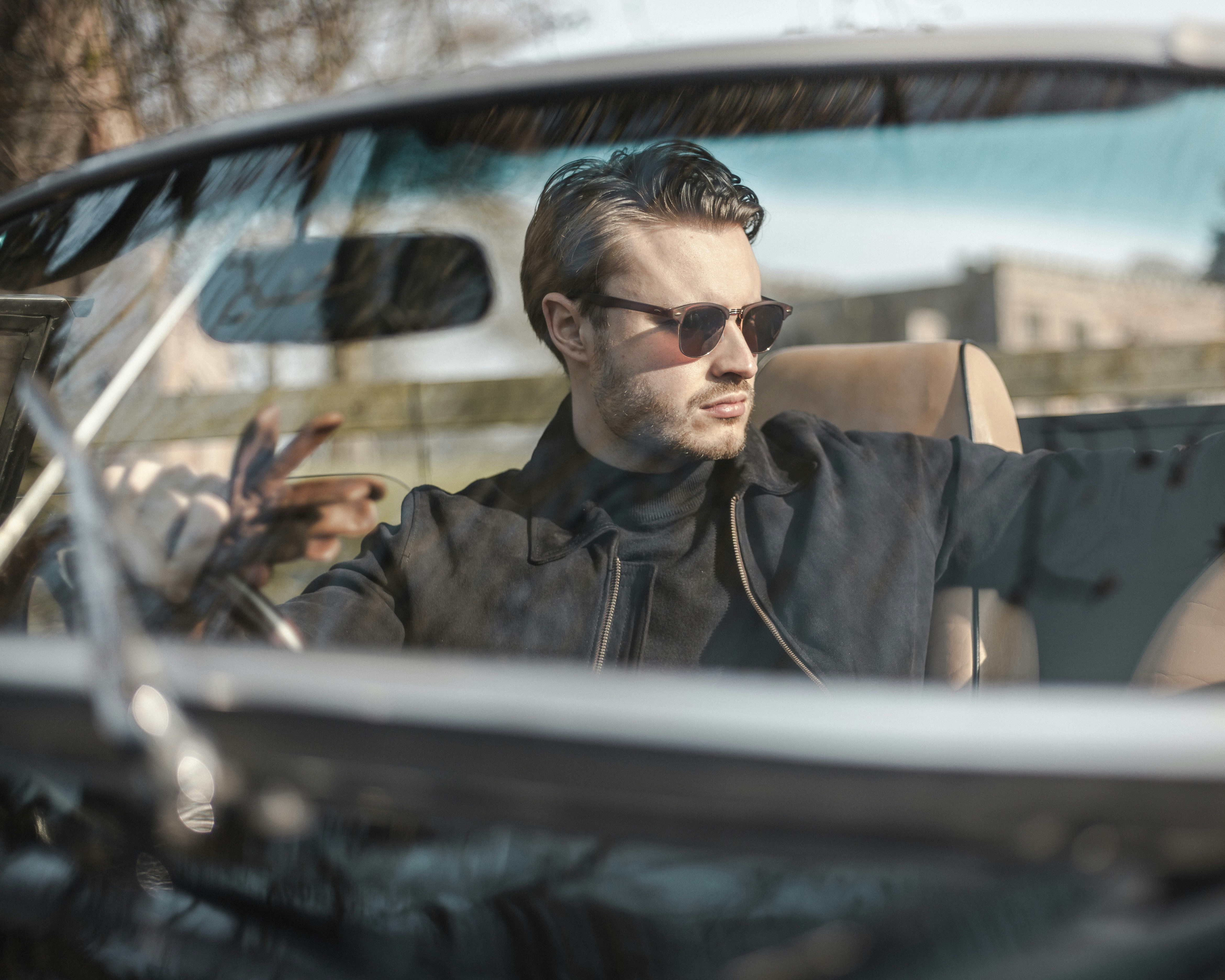 車を運転する黒いサングラスをかけた男の写真 Unsplashで見つけるグレーの無料写真