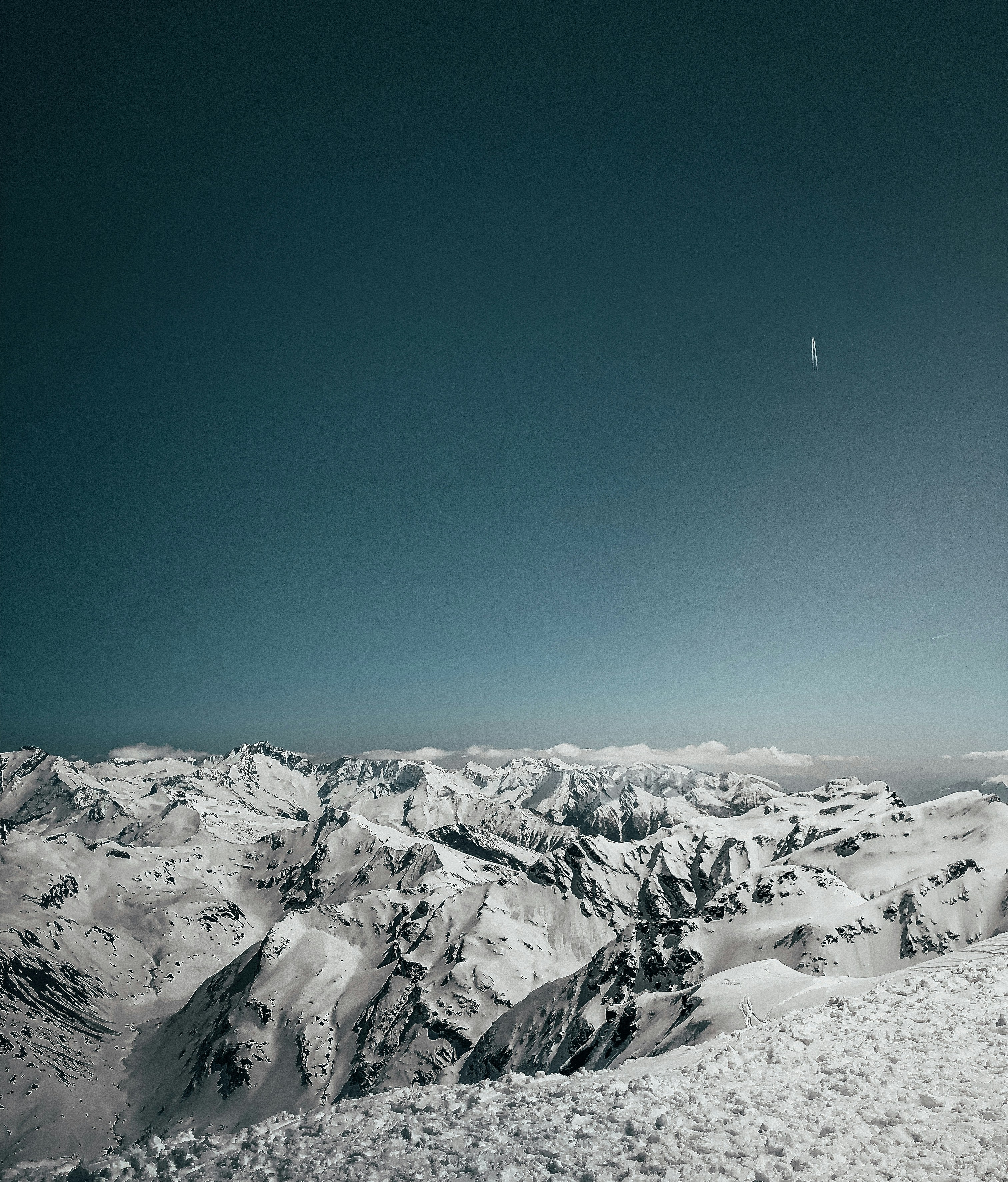 montagna coperta di neve sotto il cielo blu durante il giorno