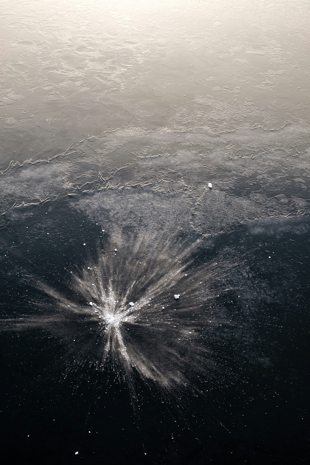 fuochi d'artificio bianchi su cielo bianco e nero