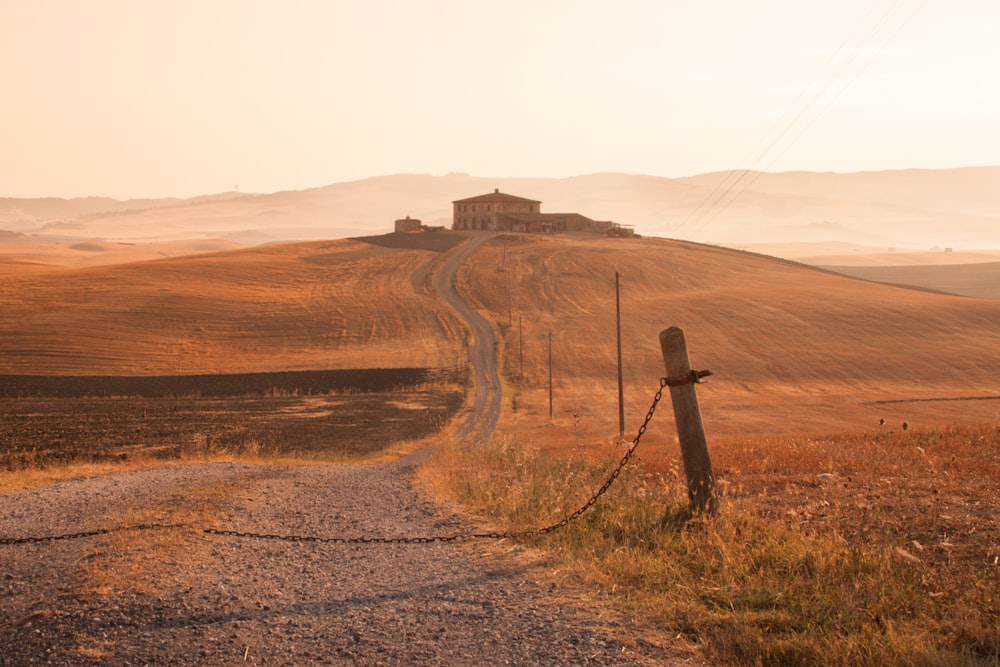 Campo di erba marrone vicino a Brown Mountain durante il giorno