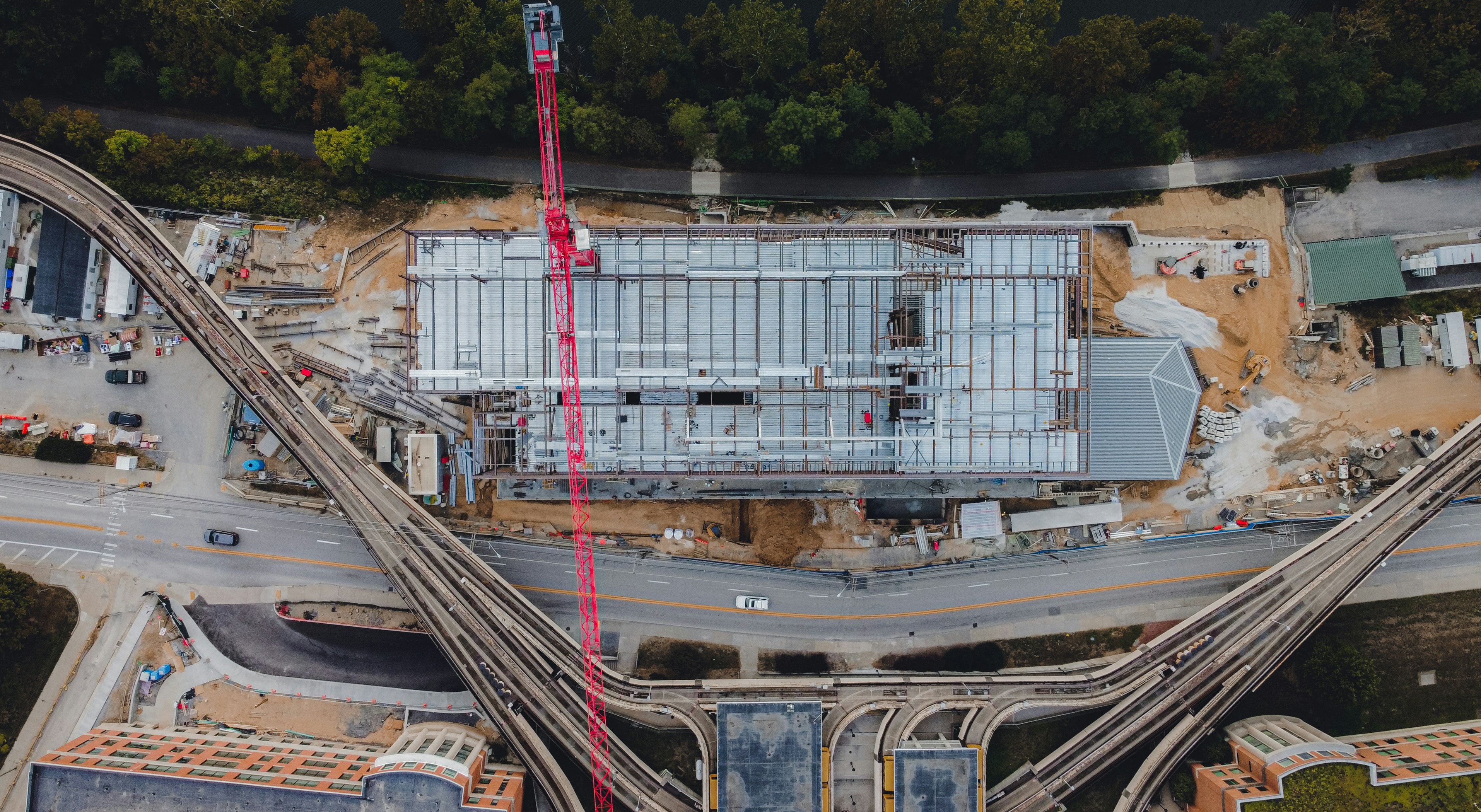 bâtiment blanc et rouge près des arbres verts pendant la journée
