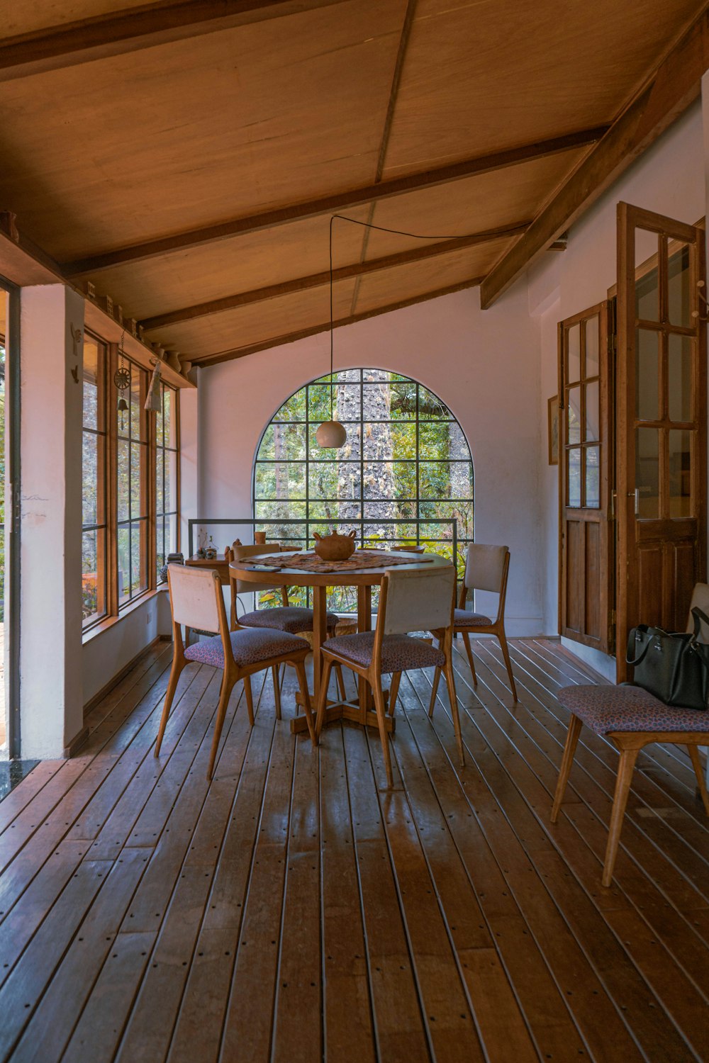 Mesa y sillas de madera marrón