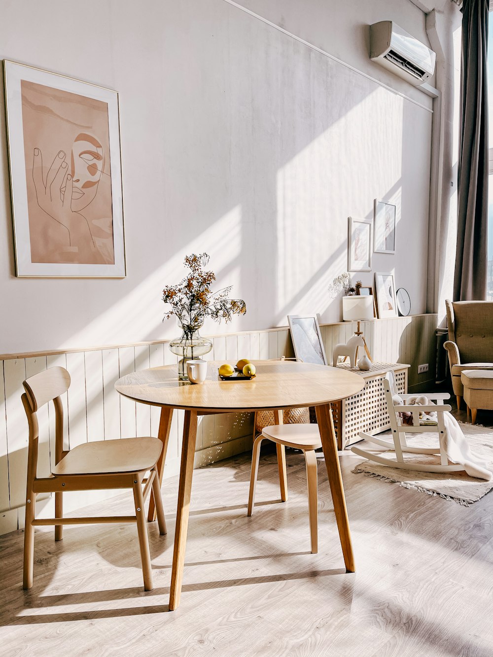 Table en bois marron avec chaises