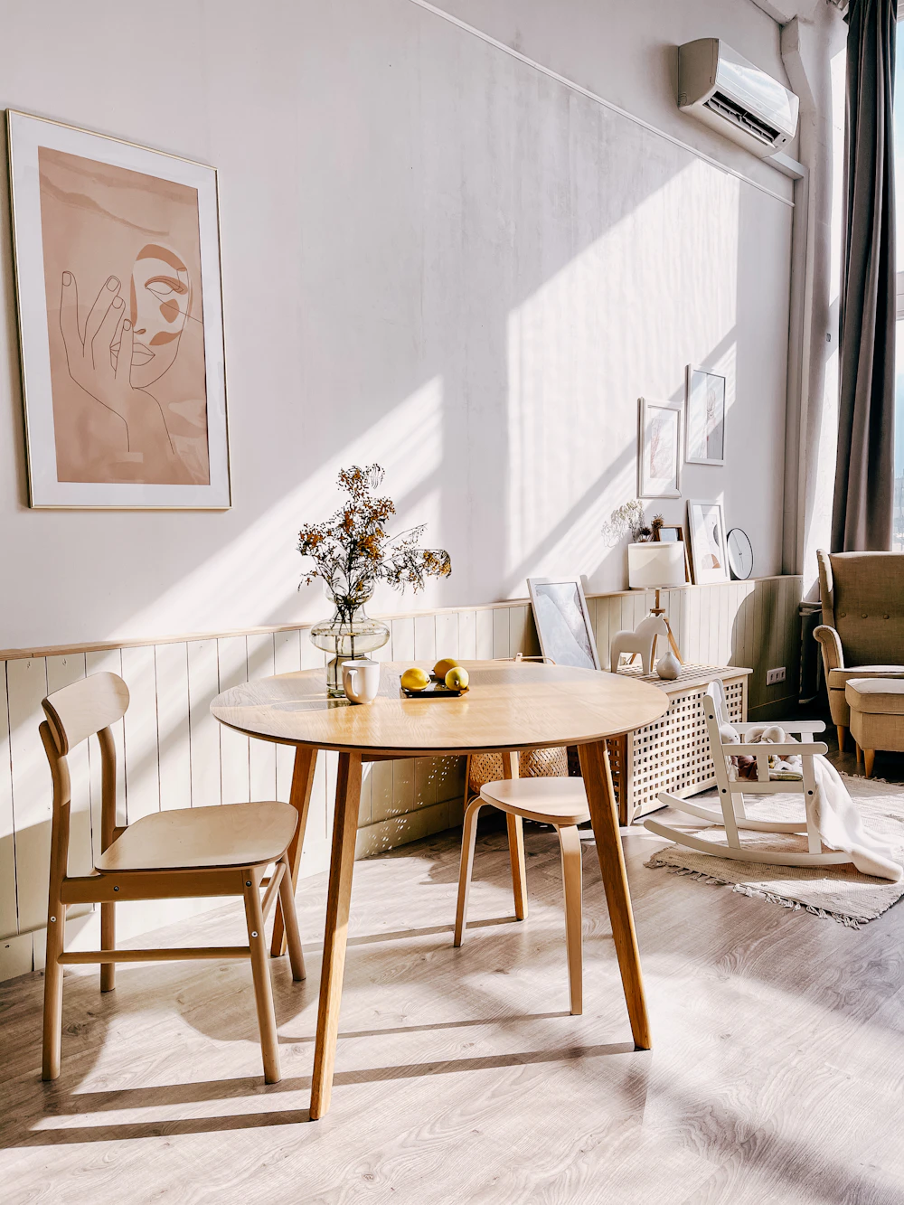 Mesa de comedor sobre diseño en madera maciza