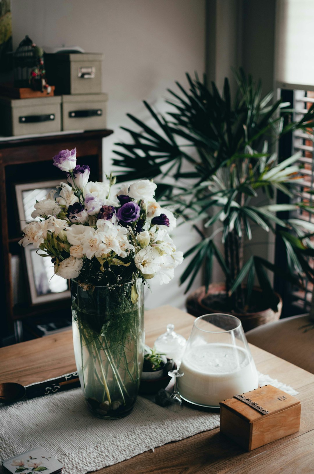 white and pink flowers in clear glass vase