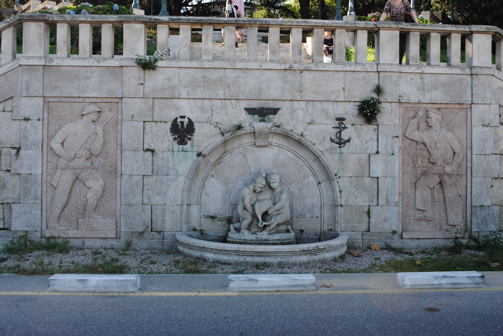 Muro de hormigón gris con rostro humano grabado