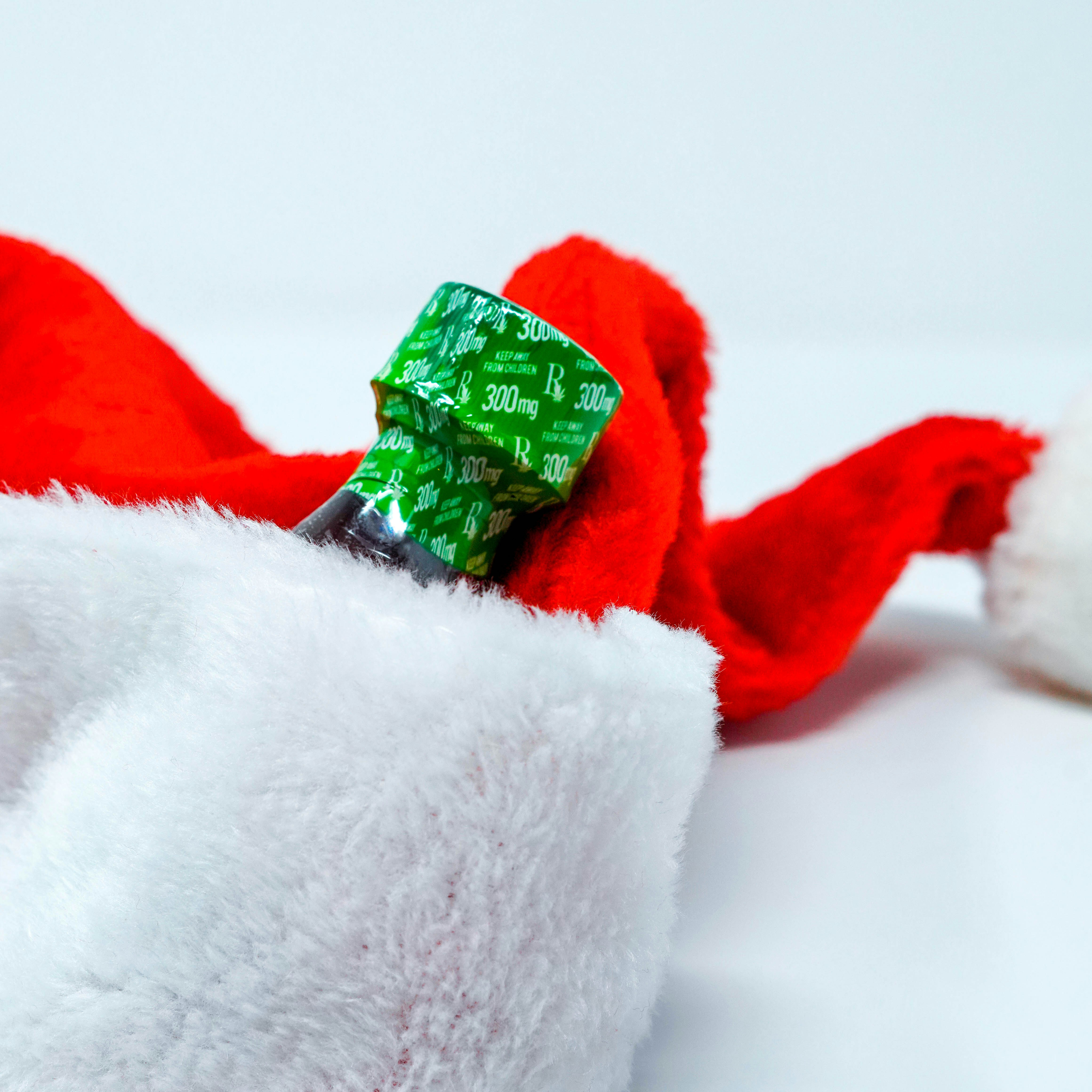 白い毛皮の織物に赤いバラ