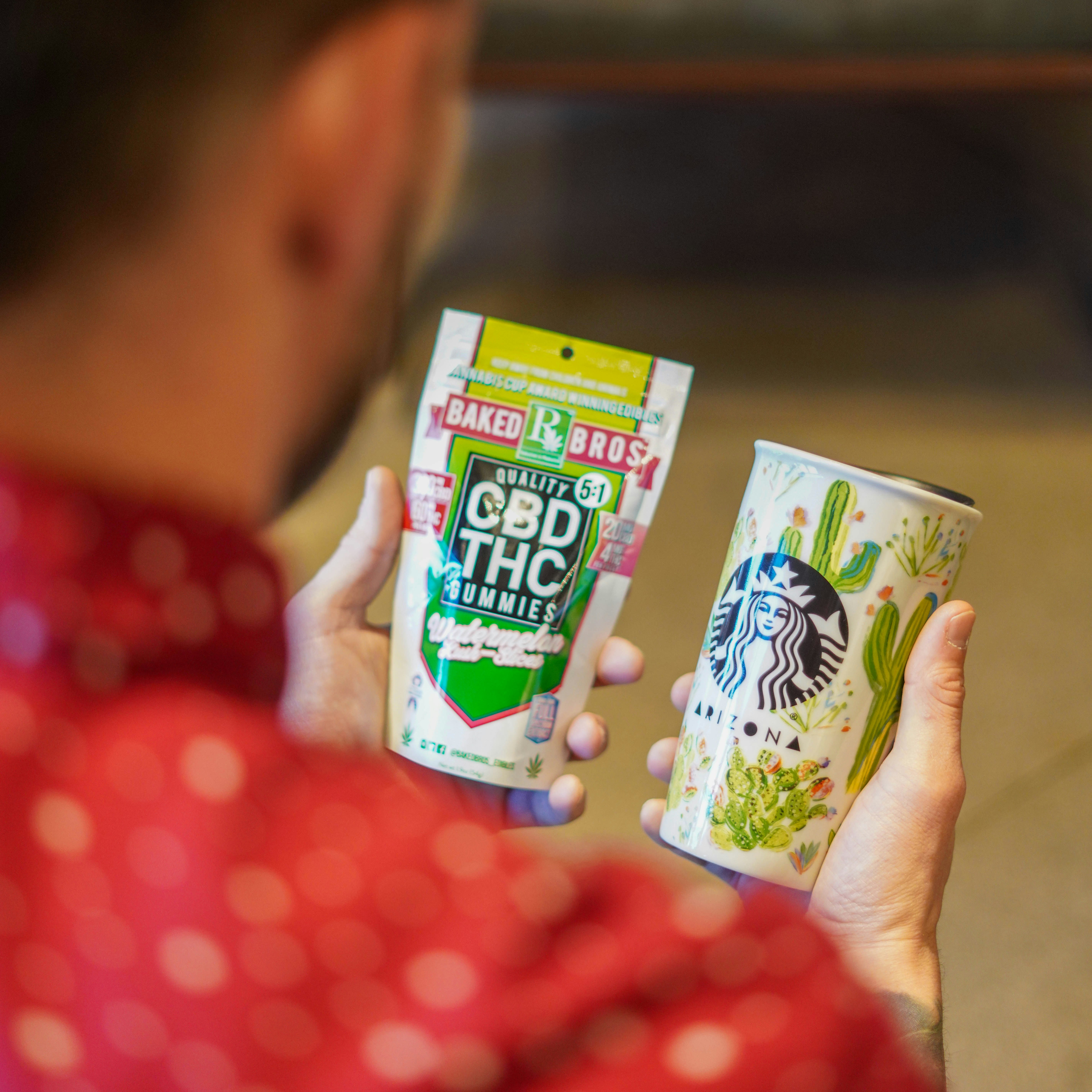 Vaso de plástico blanco y verde