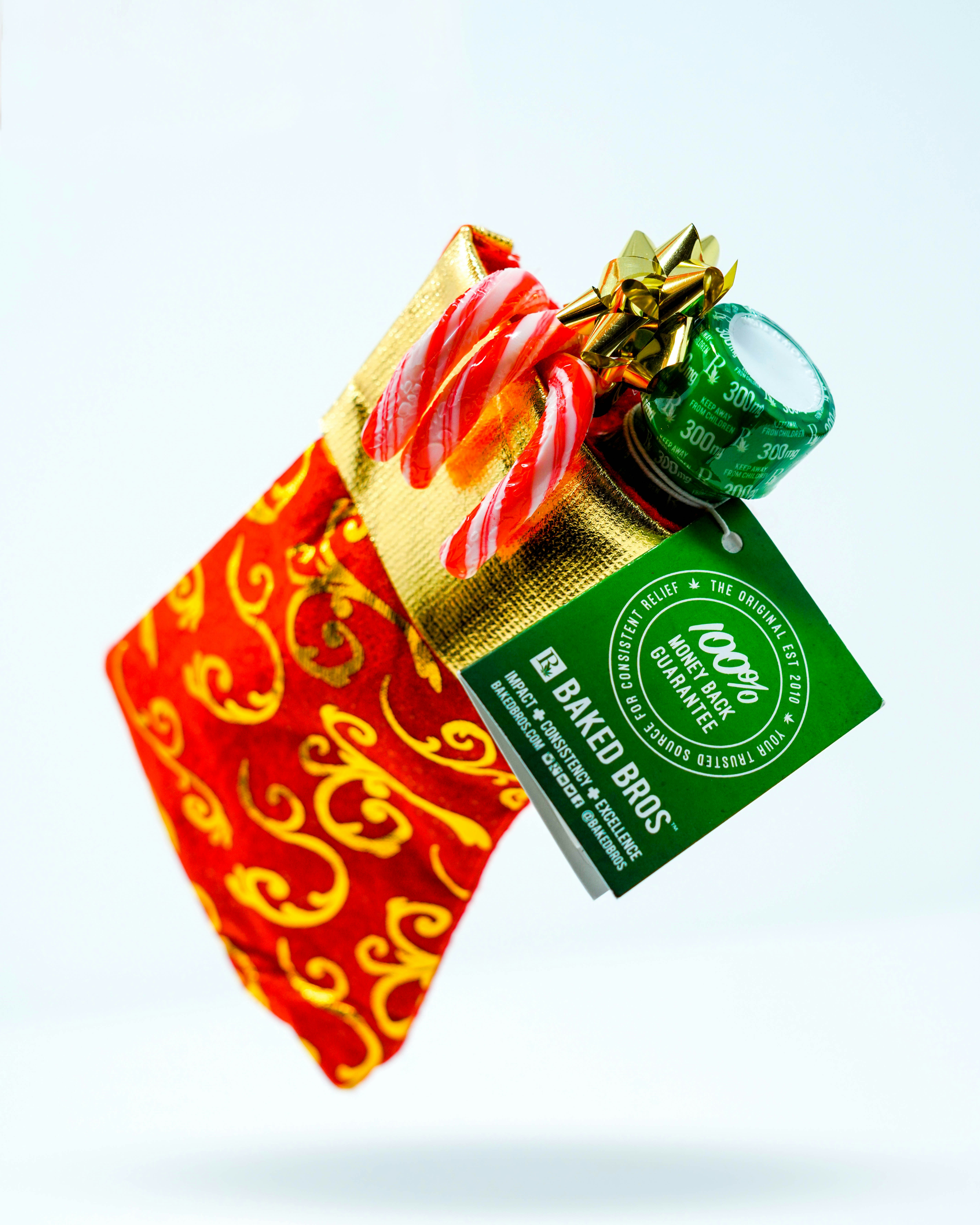 Paquete con etiqueta verde y roja