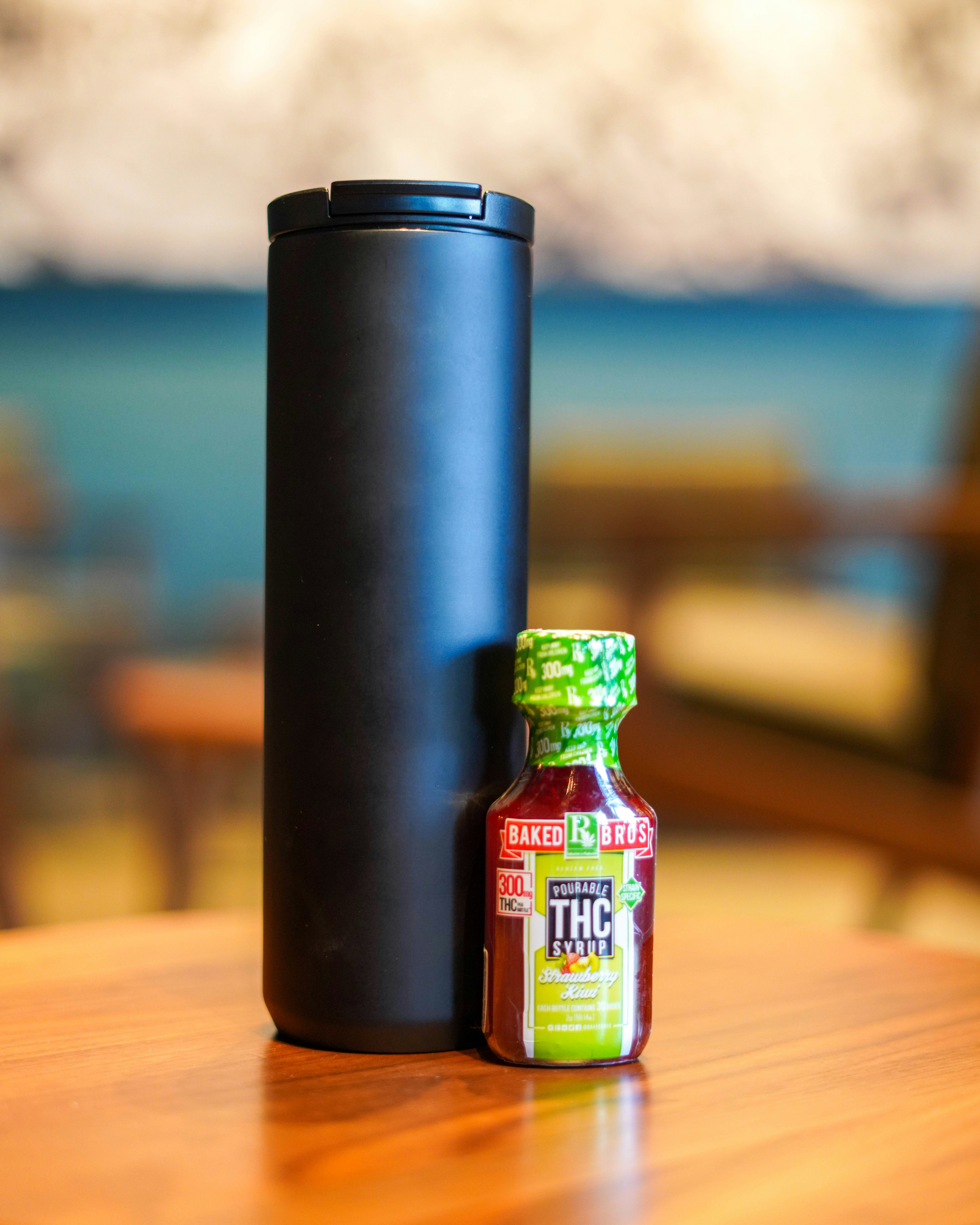 Botella con etiqueta verde y blanca