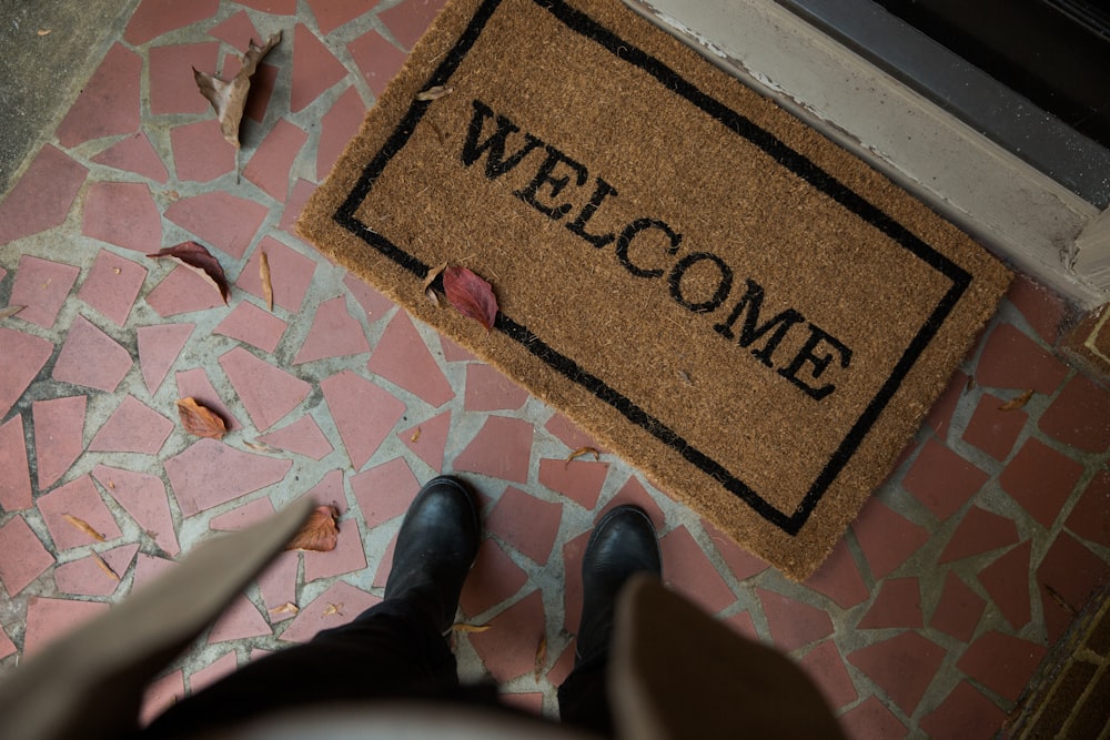 Alfombra de bienvenida marrón y beige