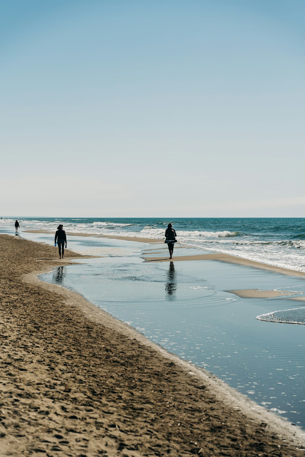 Menschen, die tagsüber am Strand spazieren gehen