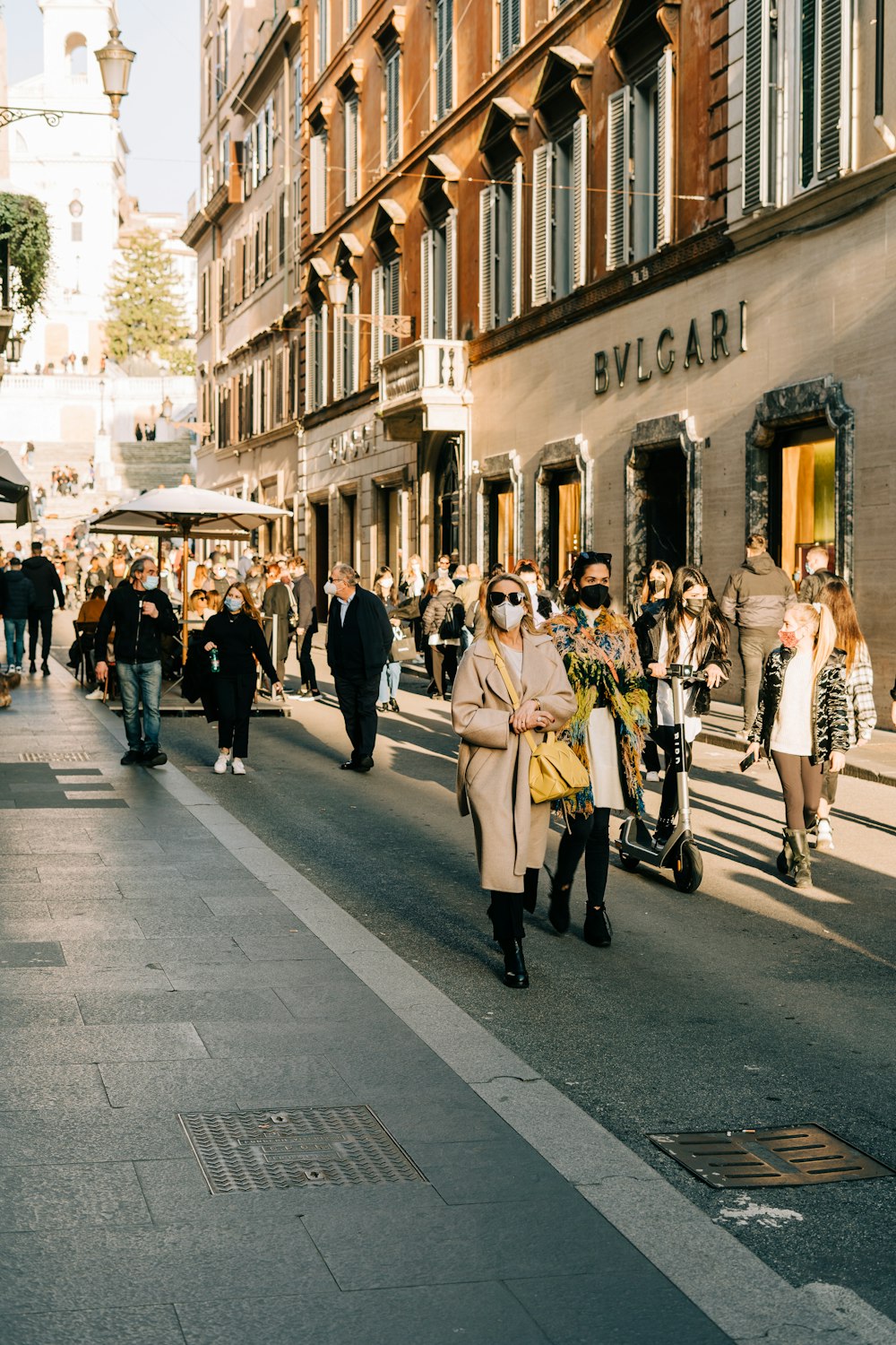 pessoas andando na rua durante o dia
