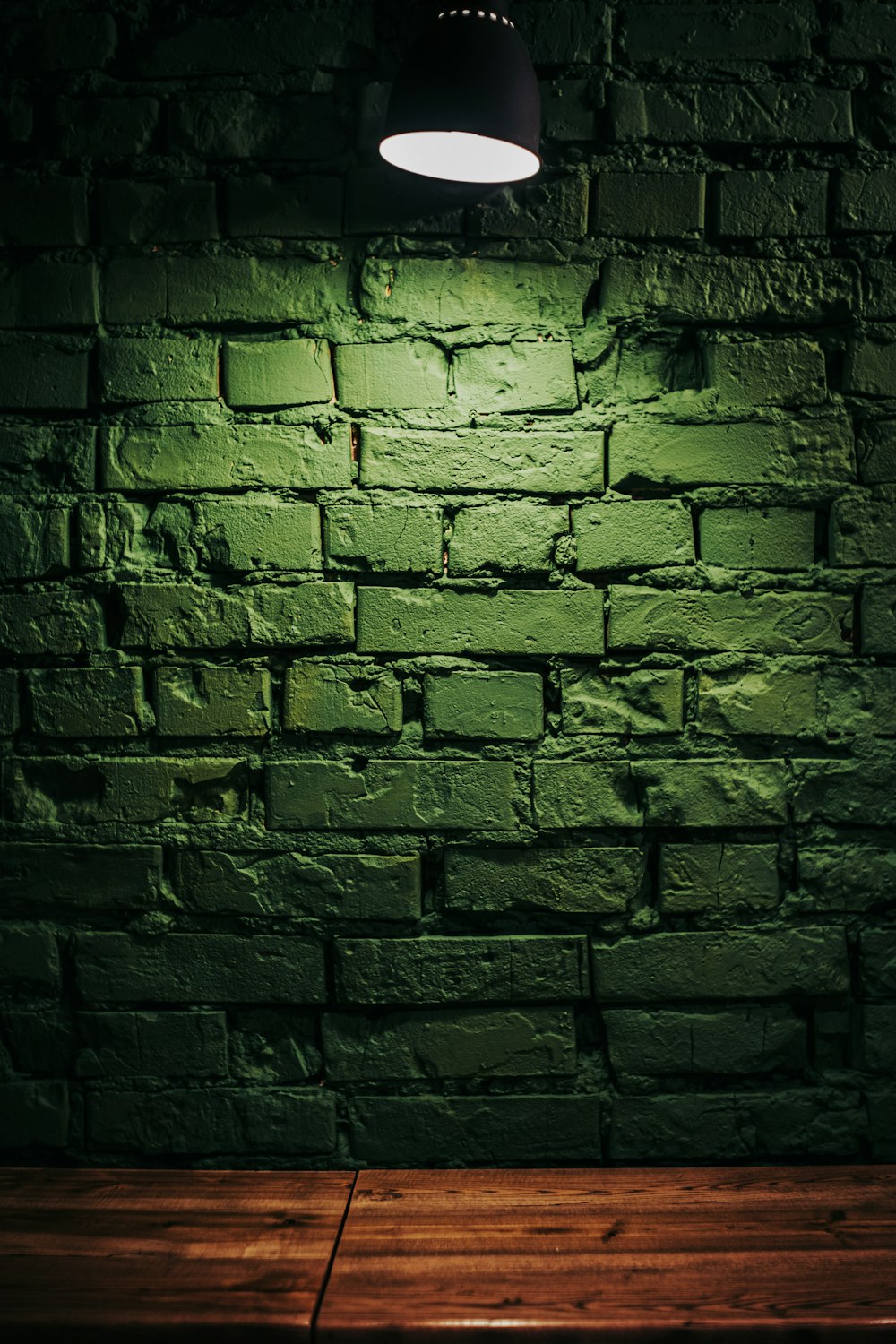빛이있는 갈색 벽돌 벽
