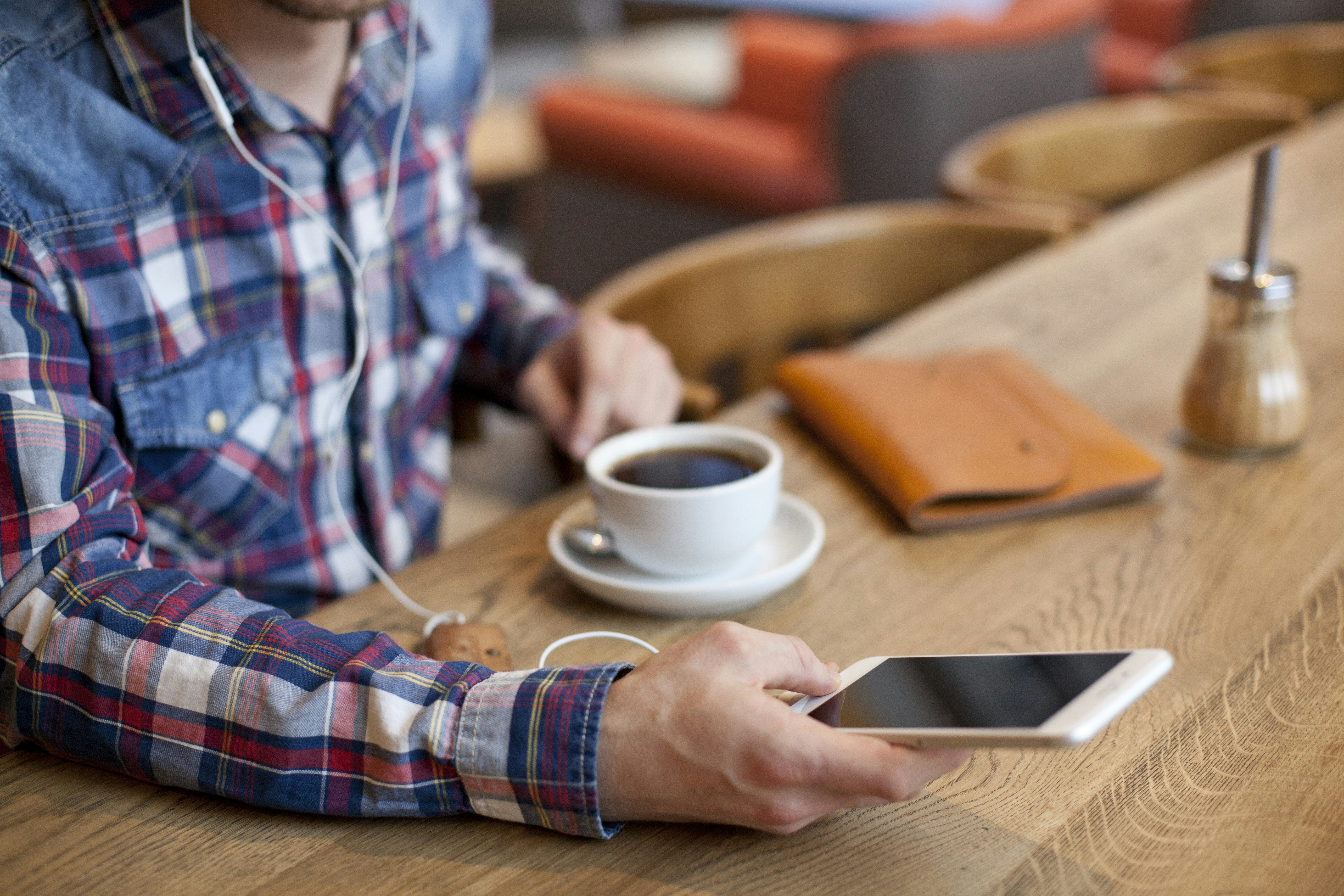 Personne travaillant avec une tasse de thé