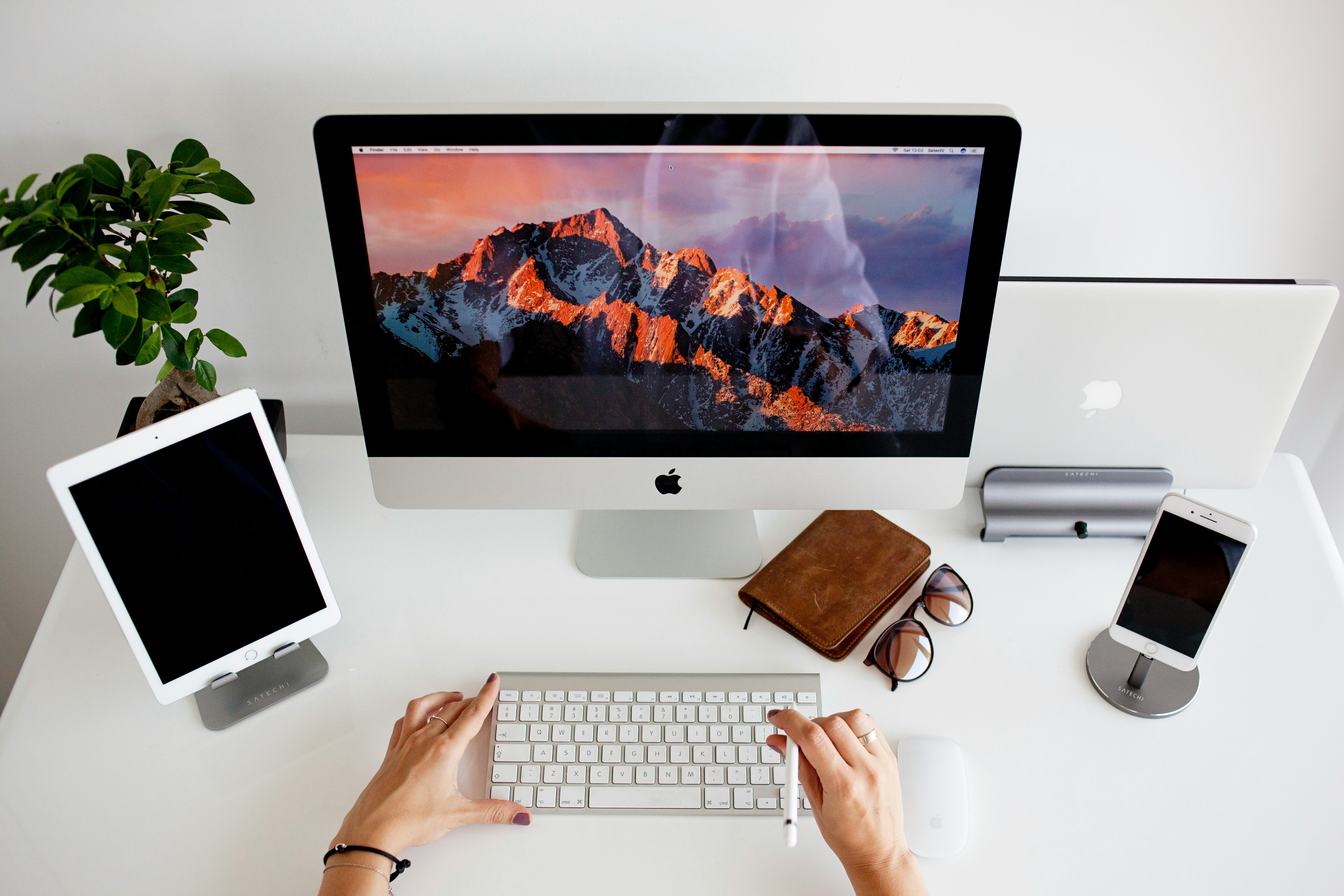 What's Hiding Behind Your Icons: The Science of How Wallpapers Shape What You Actually Notice