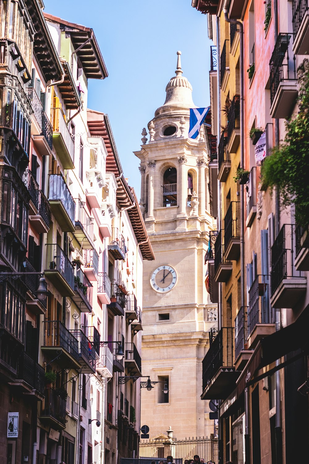 edificio in cemento bianco e marrone