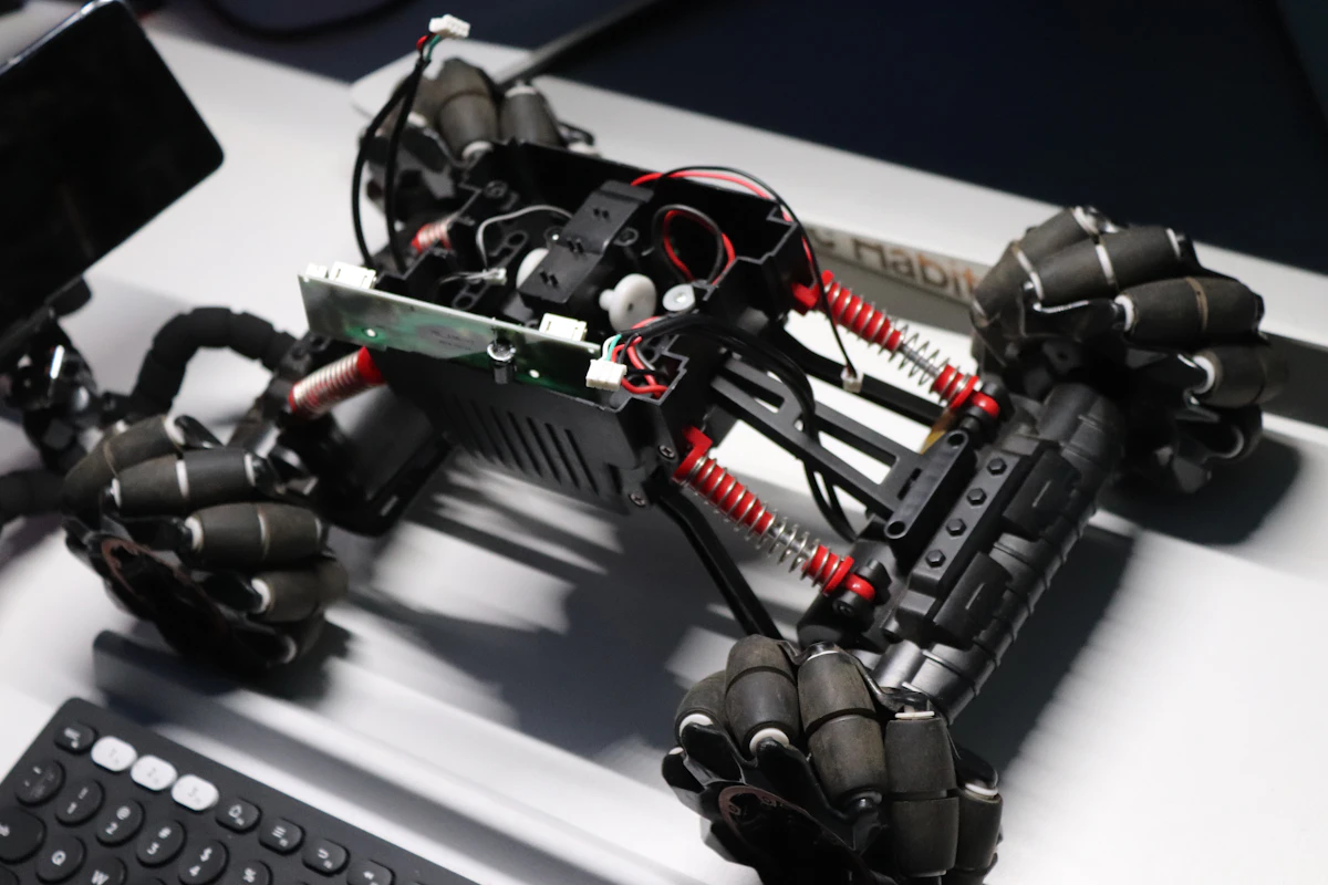 Mainan robot hitam dan hijau