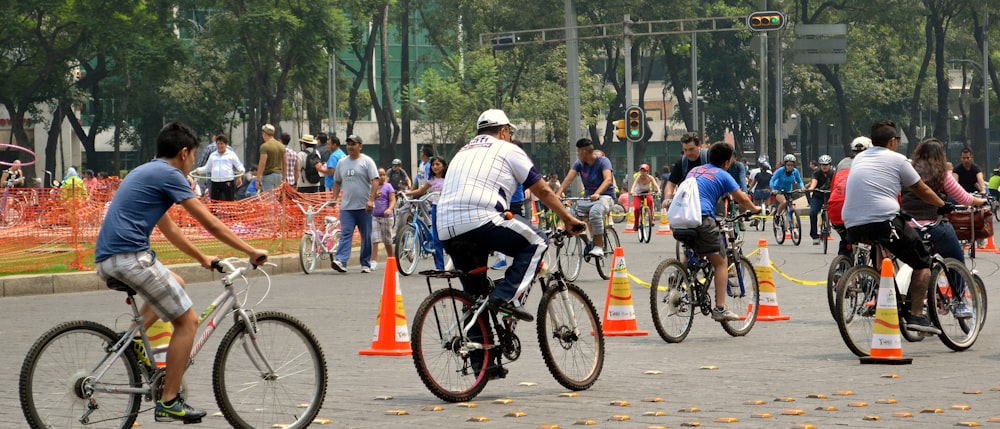 낮에 도로에서 자전거를 타는 사람들