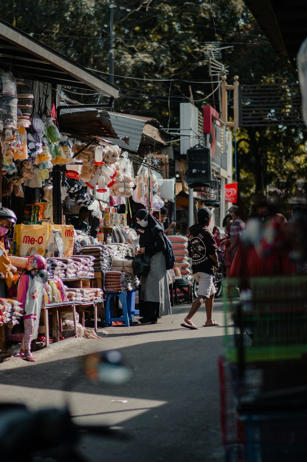 Personas que caminan por la calle durante el día