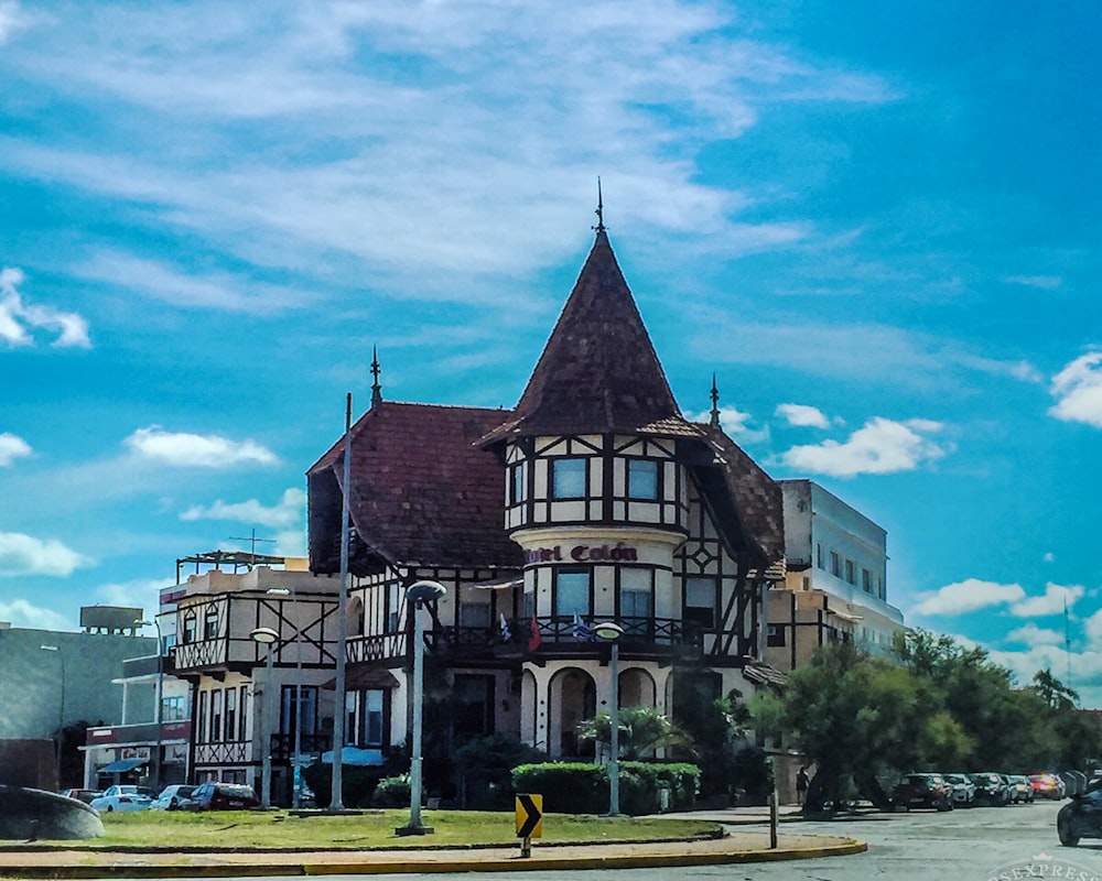 edifício de concreto marrom e preto sob o céu azul durante o dia