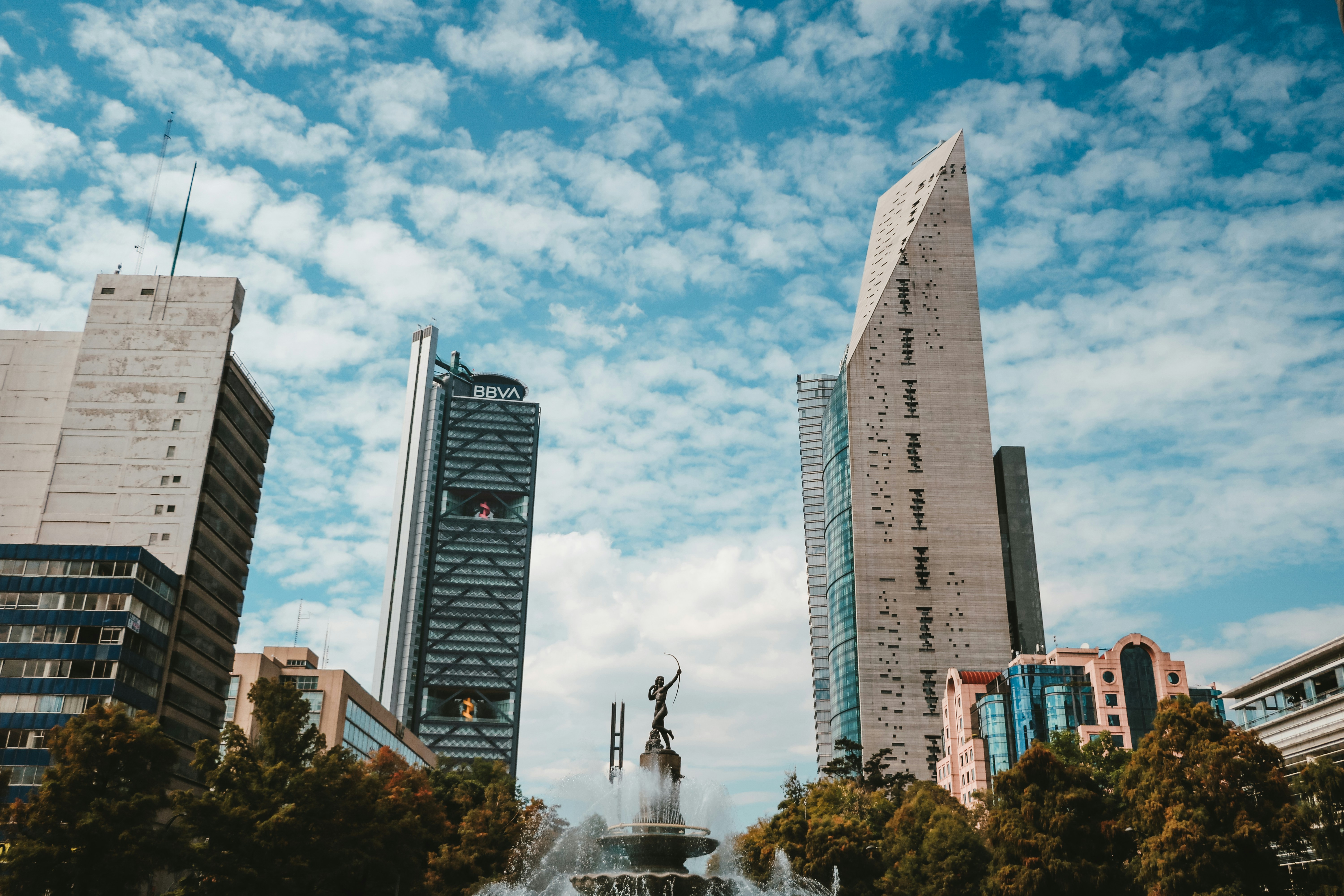 Edificio de hormigón gris bajo el cielo azul durante el día