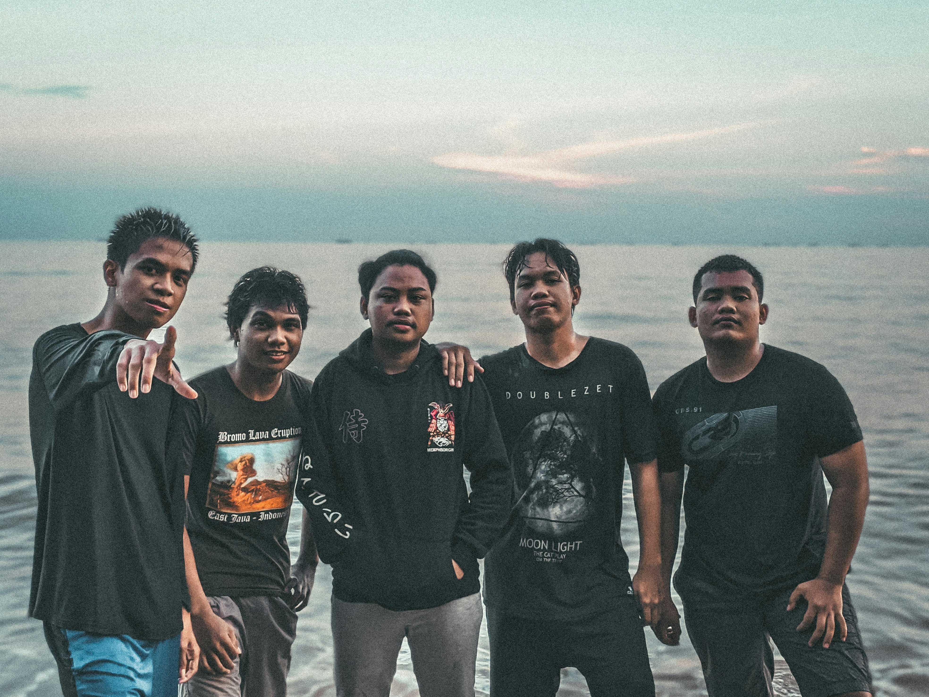4 pria berdiri di lapangan