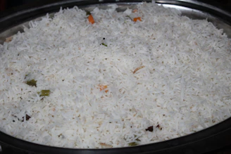 Steaming bowl of perfectly cooked Sona Masoori Steam Rice served in a rustic bowl.