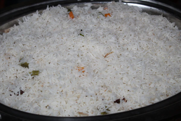 Steaming bowl of perfectly cooked Sona Masoori Steam Rice served in a rustic bowl.