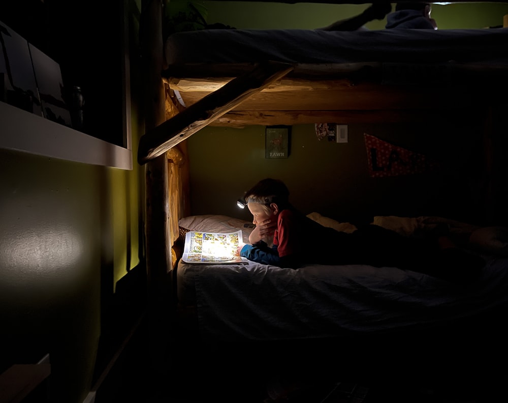 homme en chemise rouge couché sur le lit