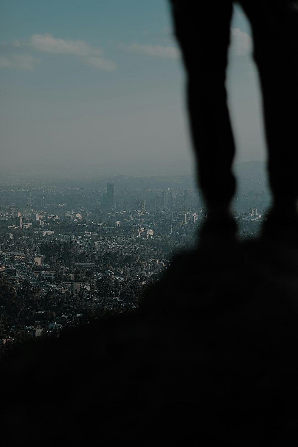 Silhouette der Person, die nachts auf dem Dach des Gebäudes steht