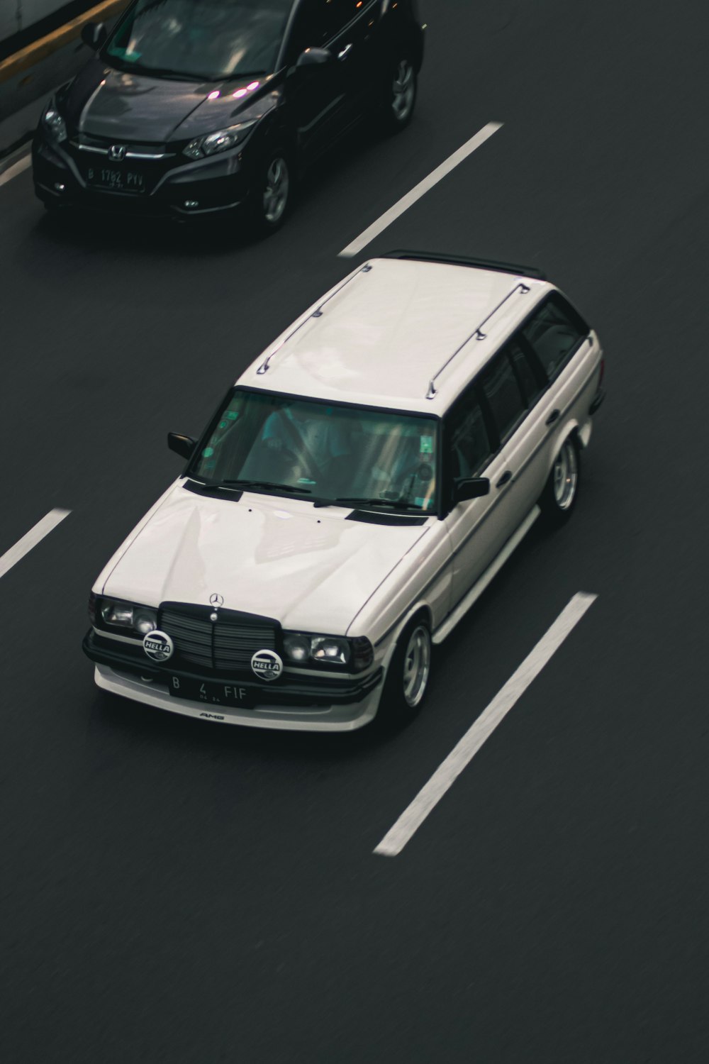 BMW M 3 blanco en carretera