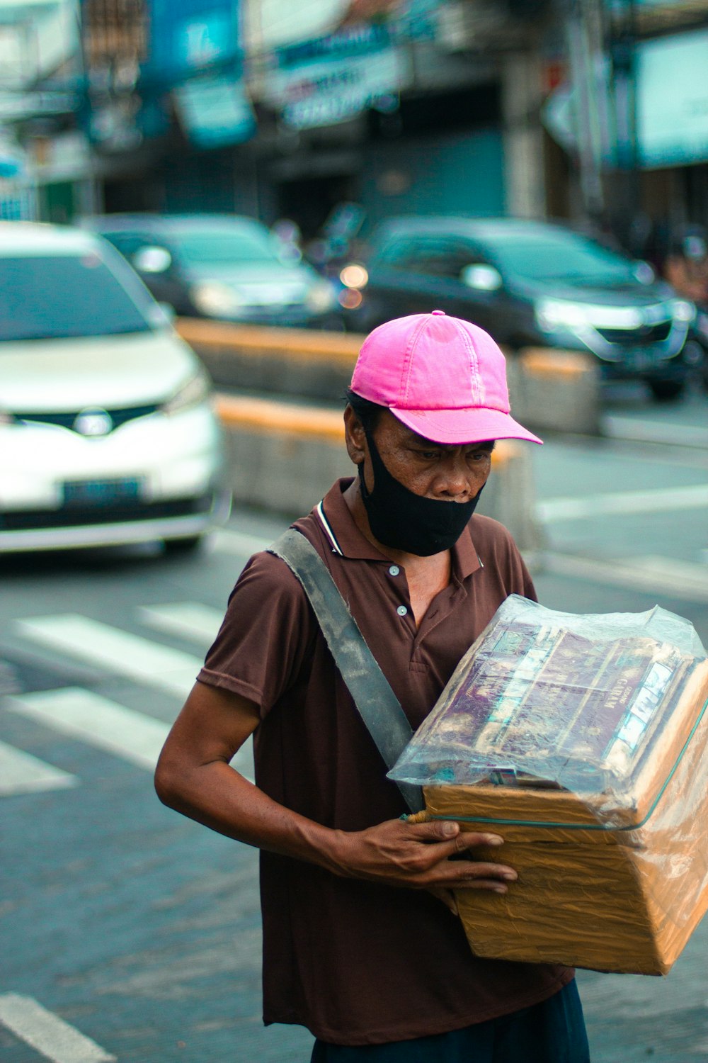 Hombre con gorra rosa y camiseta azul leyendo libro