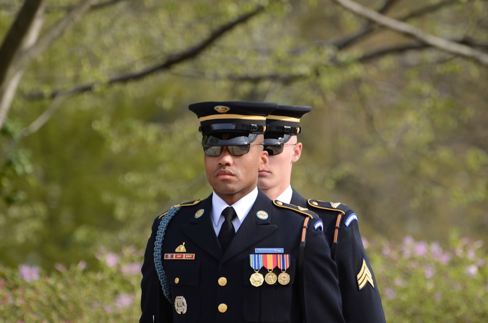 Hombre con uniforme militar de camuflaje negro y marrón