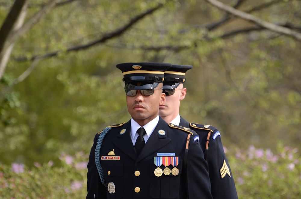 Mann in schwarz-brauner Tarn-Militäruniform