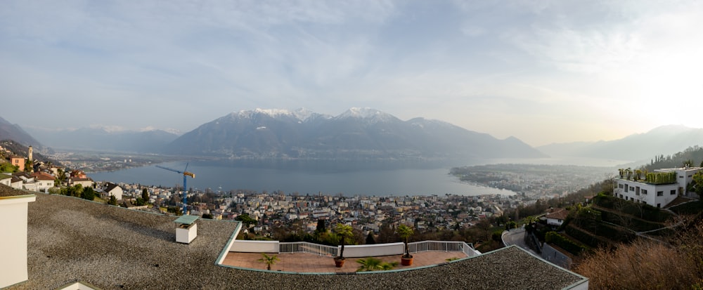 Luftaufnahme der Stadt in der Nähe des Gewässers während des Tages