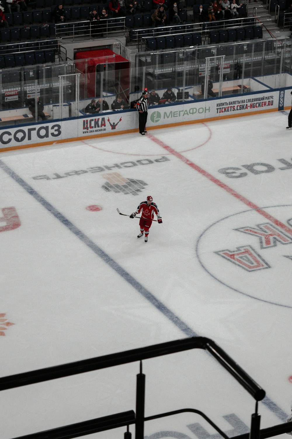 Hombre con camiseta de jersey rojo jugando al hockey sobre hielo