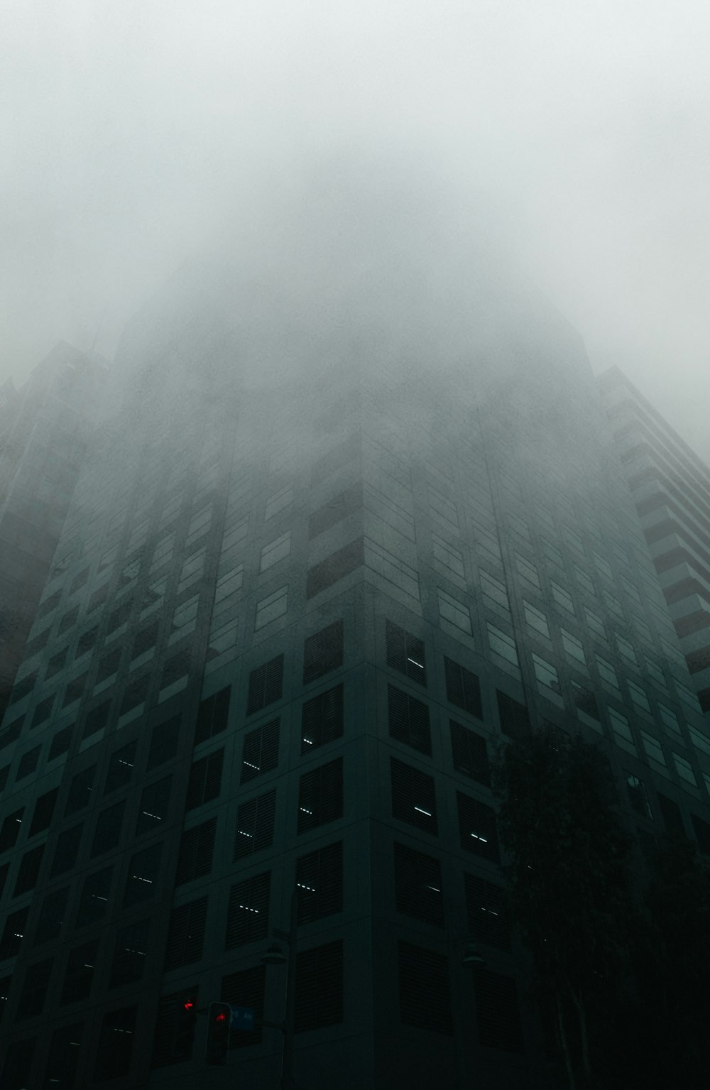 Edificio de hormigón gris cubierto de niebla