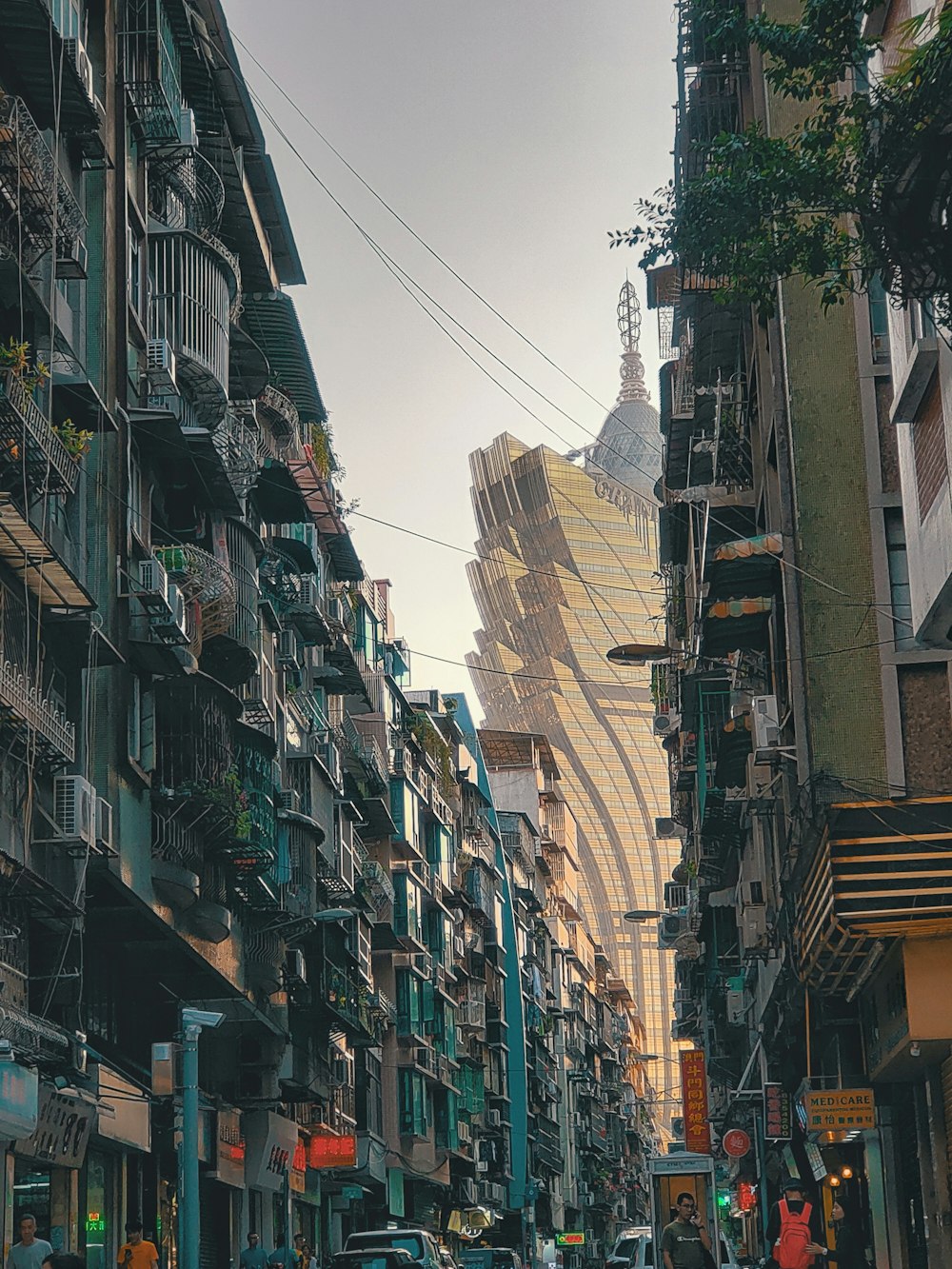 edifici in cemento verde e bianco durante il giorno