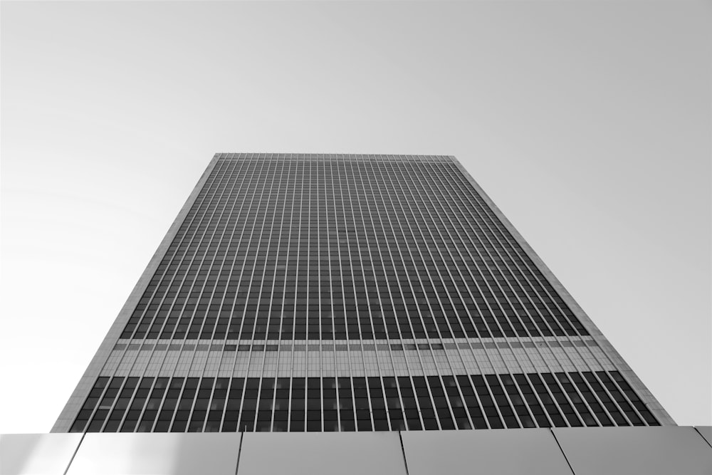 edifício alto preto e branco