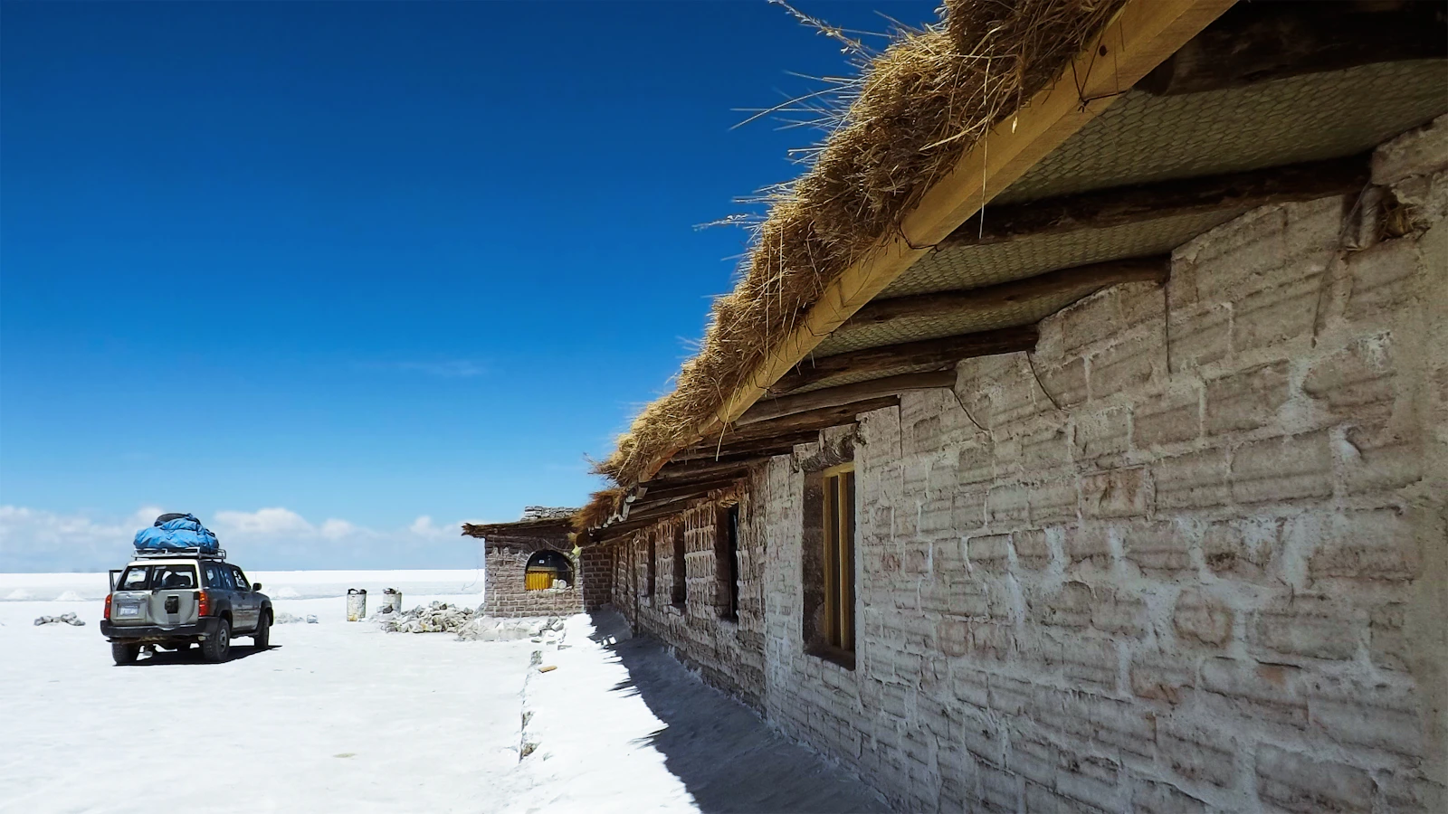 Edificación de sal o bloques bajo cielo despejado en el Salar de Uyuni, Bolivia