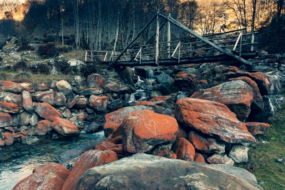 Puente de madera marrón sobre el río