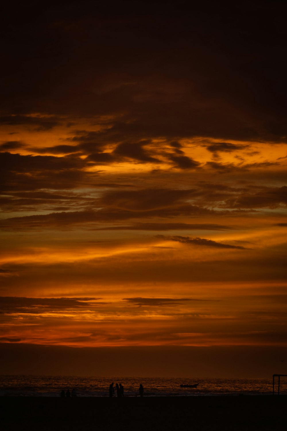 Ciel nuageux orange et bleu au coucher du soleil