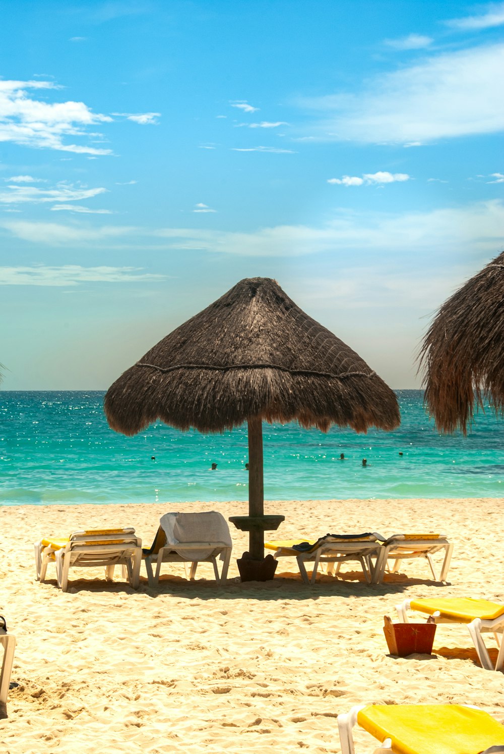 chaises longues de plage en bois marron sur le rivage de la plage pendant la journée