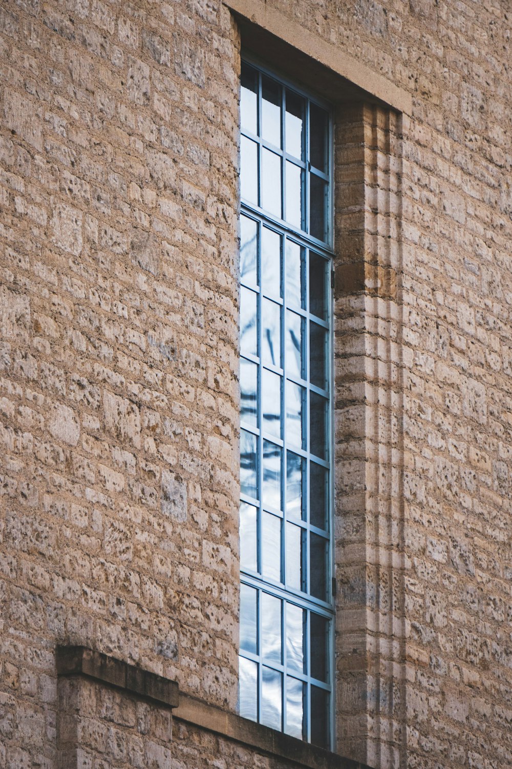 parede de tijolo marrom com janela de vidro