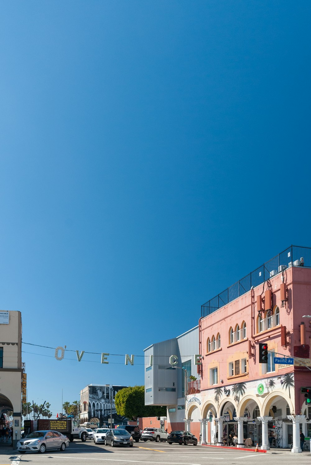 Edificio de hormigón marrón bajo el cielo azul durante el día