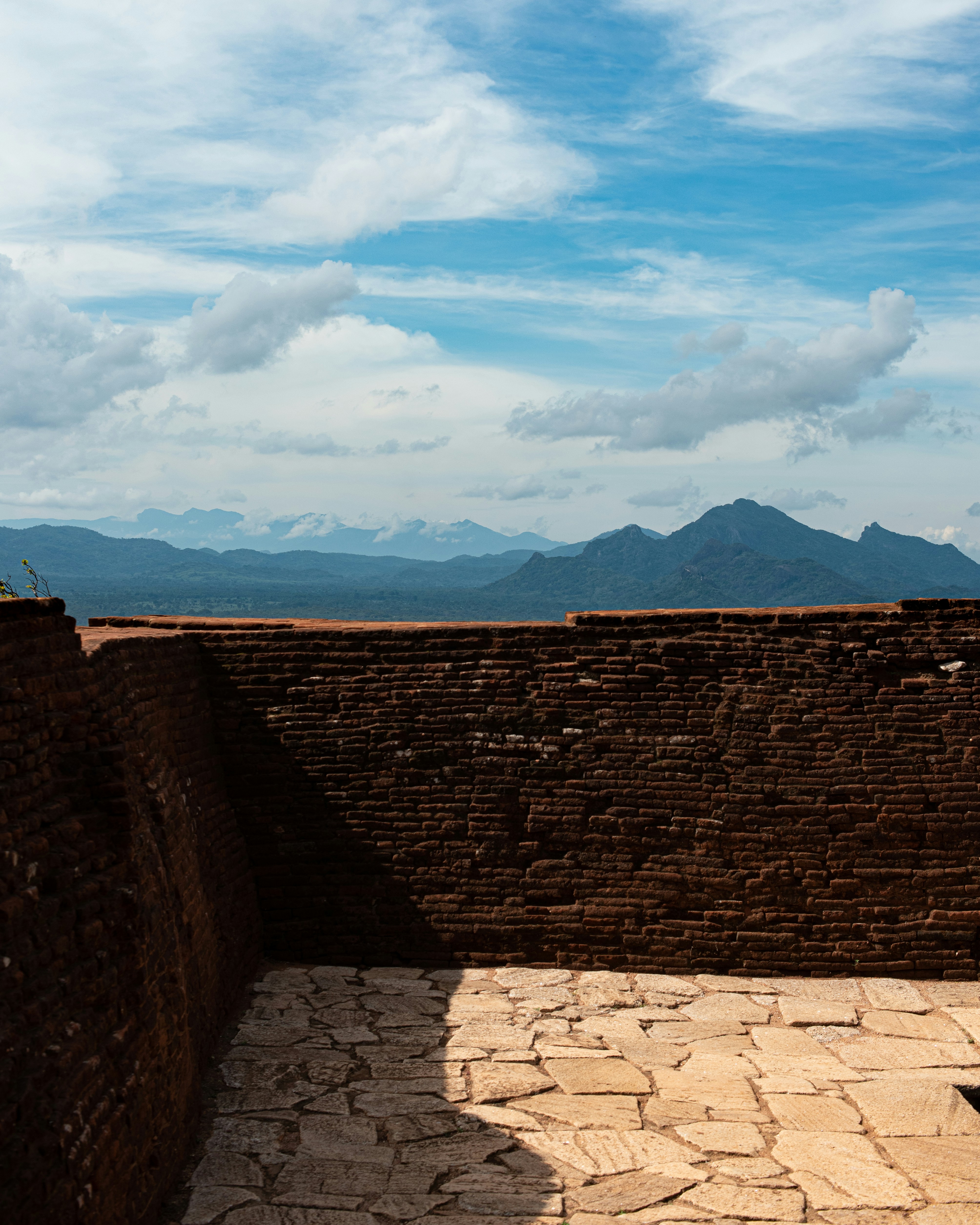 昼間の青空の下の茶色のレンガの壁
