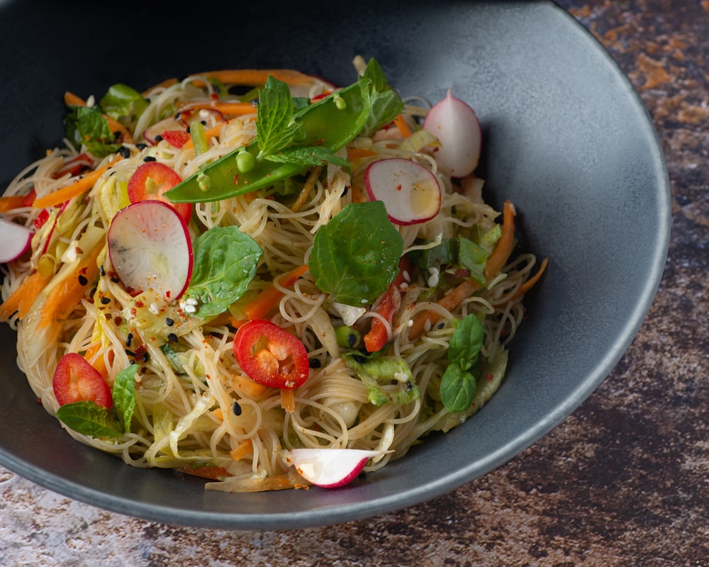 Ensalada de verduras en un bol de acero inoxidable