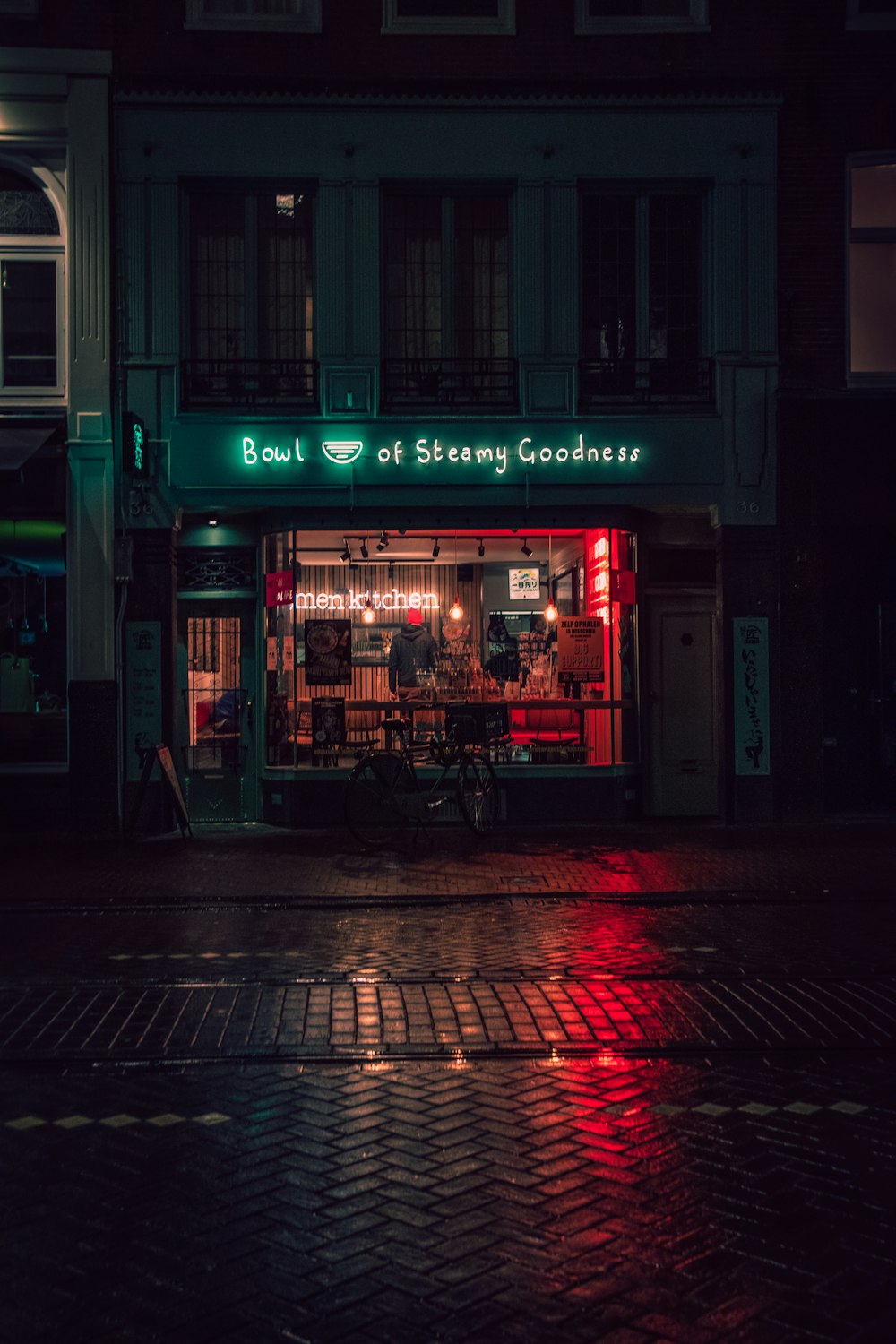 Facciata verde e rossa del negozio durante la notte