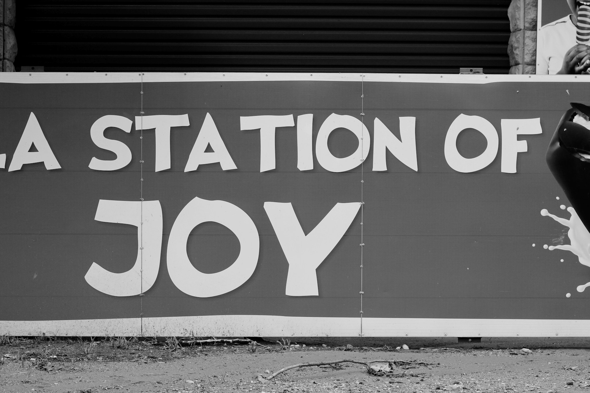 a sign that says la station of joy